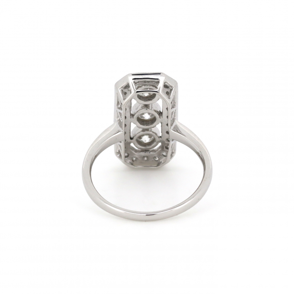 Elegant White Gold and Diamond Antique-Style Ring