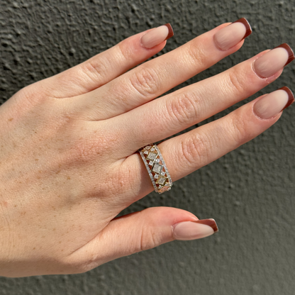 Yellow Gold Decorative Diamond Band – Structured Geometry & Seamless Sparkle